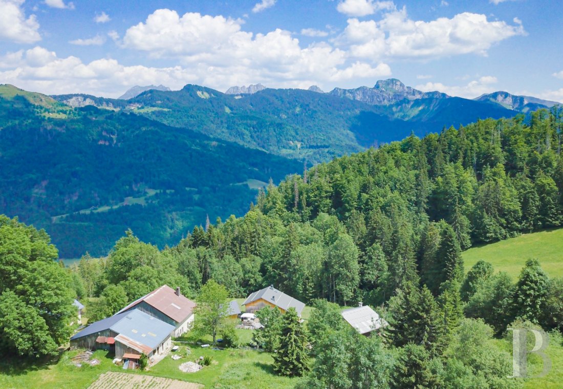 En Haute-Savoie, non loin de Morzine, une grange chalet traditionnelle en plein alpage - photo  n°43